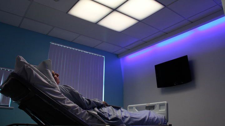 Osvetlenie nemocničnej izby HealWell od spoločnosti Philips Lighting podporuje spánkové rytmy pacientov a pomáha zlepšovať výsledky lekárskej starostlivosti