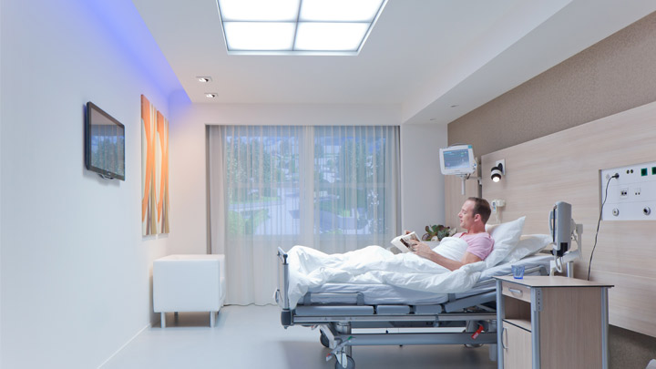 HealWell od spoločnosti Philips Lighting je kompletný systém osvetlenia nemocničnej izby, ktorý zvyšuje spokojnosť pacientov