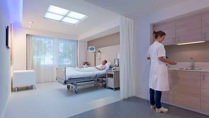 HealWell od spoločnosti Philips Lighting je kompletný systém osvetlenia nemocničnej izby, ktorý zaisťuje zachovanie produktivity zdravotníckych tímov