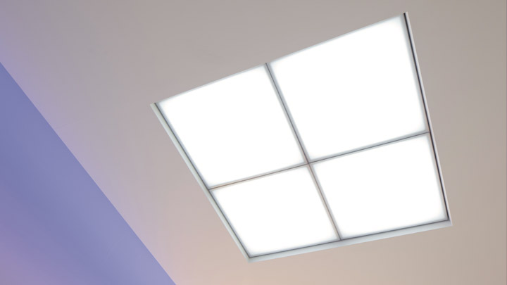 Stropný modul HealWell od spoločnosti Philips Lighting zlepšuje skúsenosti pacientov pomocou svetla, ktoré pôsobí prirodzene a podporuje spánkové rytmy