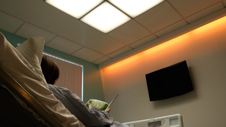 LED osvetlenie výklenkov HealWell od spoločnosti Philips Lighting zlepšuje skúsenosti pacientov pomocou svetla, ktoré mení farbu a podporuje spánkové rytmy
