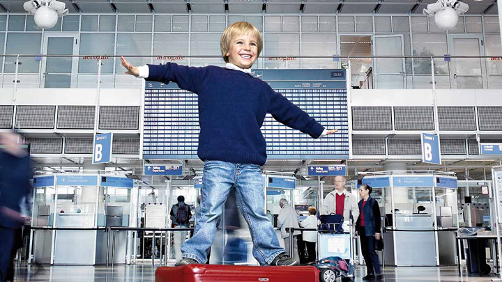 Spokojné dieťa v letiskovom termináli