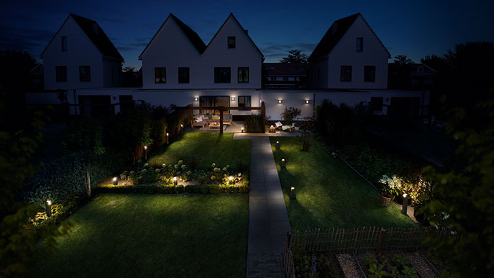 Čarovná atmosféra vďaka osvetleniu vašej záhrady a terasy exteriérovým osvetlením Philips