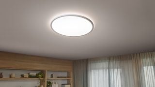 Žiarovky LED v štýle vintage visiace ako závesné svetlá vytvárajú teplú atmosféru v útulnom jedálenskom kúte a predstavujú energeticky účinné a štýlové riešenia domáceho osvetlenia