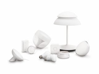 „Kolekcia inteligentného LED osvetlenia Philips Hue so stolnými lampami, žiarovkami a ovládacími zariadeniami pre prispôsobiteľné osvetlenie a atmosféru v domácnosti.“