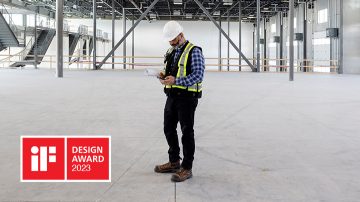 Inštalačný technik systému Philips 2018 Interact a koncový používateľ v kancelárii